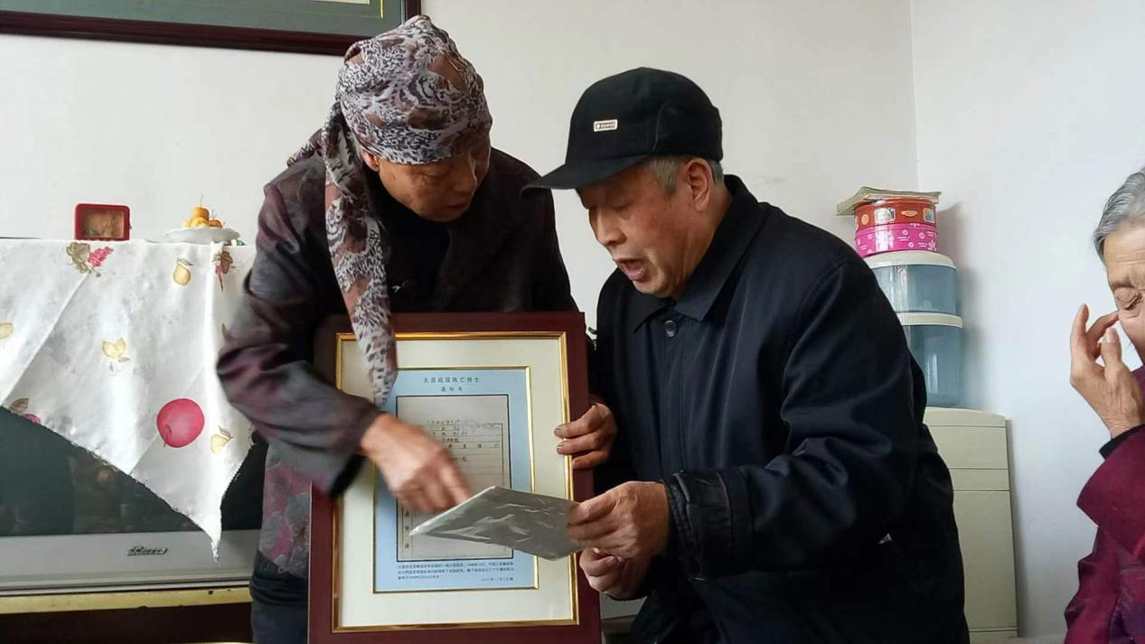 2017年，河北蔚縣，王艾甫將烈士王玉山的陣亡通知書(shū)交到烈屬手中。