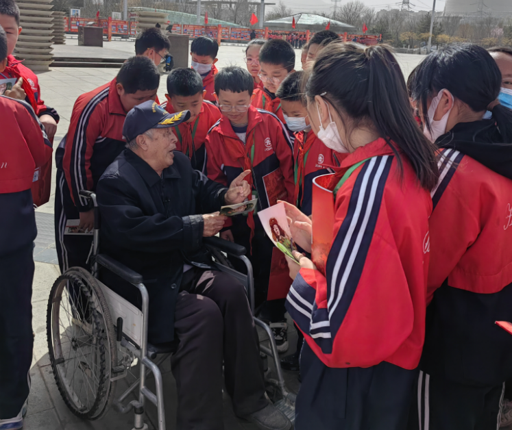 83歲的王艾甫給孩子們講述革命故事。