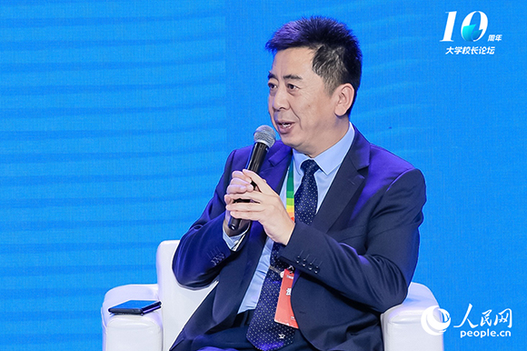 西安交通大學(xué)黨委常委、副校長(zhǎng)洪軍出席圓桌論壇并發(fā)言。
